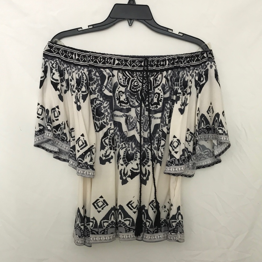 Off the shoulder Patterned Top